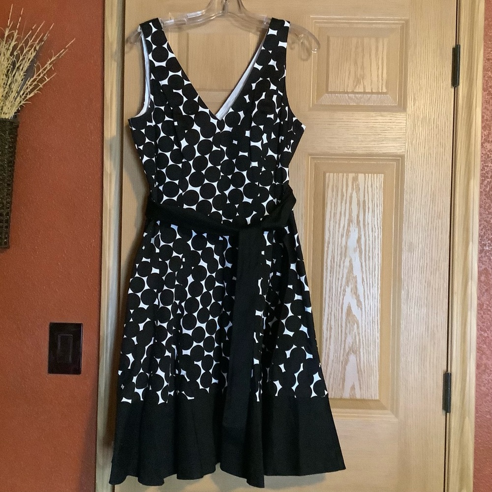 Jones Wear Size 12  Black and White Sleeveless V-Neck Flared Dress